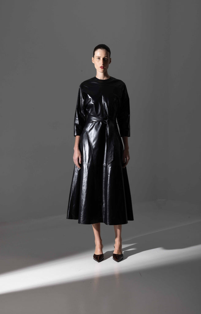 ROBE EN CUIR BRILLANT EVASEE - SOLNA VERNIS NOIR BRILLANT