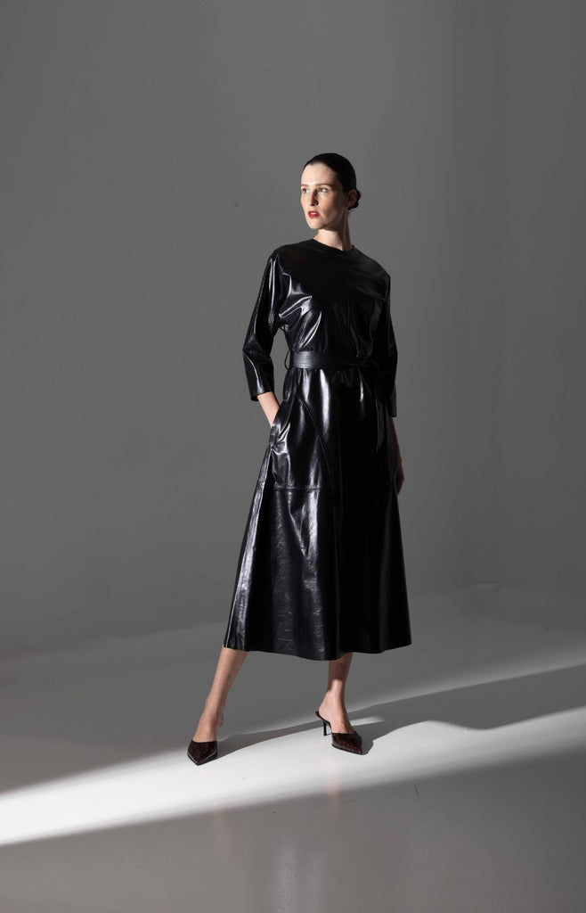 ROBE EN CUIR BRILLANT EVASEE - SOLNA VERNIS NOIR BRILLANT